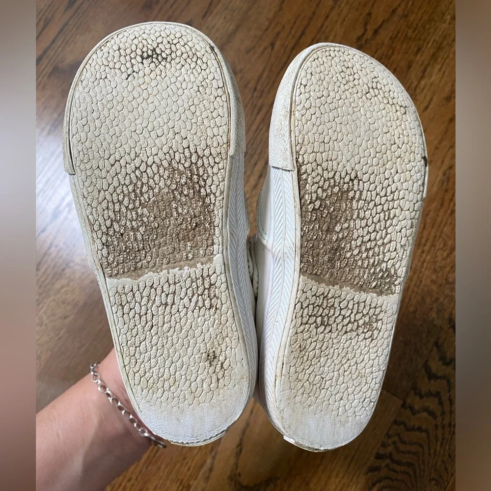 Keds- Daphne flower white pearlized toddler girl size 9.5 Mary Jane t-strap shoe